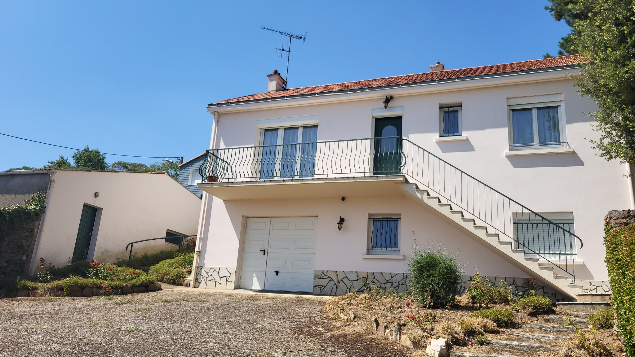 Oudon , maison trois chambres avec plusiieurs garages et ter